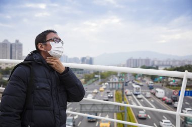 Boğaz ağrısı ile tıbbi maskesi city.men duman