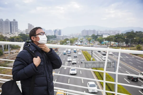 Smog Der Stadt Männer Medizinischer Maske Mit Halsschmerzen — Stockfoto