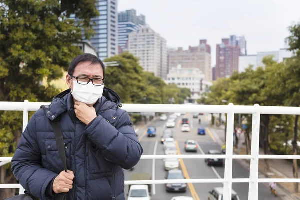 Smog Cidade Men Máscara Médica Com Dor Garganta — Fotografia de Stock