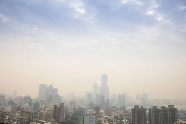 Kaohsiung şehir smog neden olduğu düşük görünürlük. Tayvan