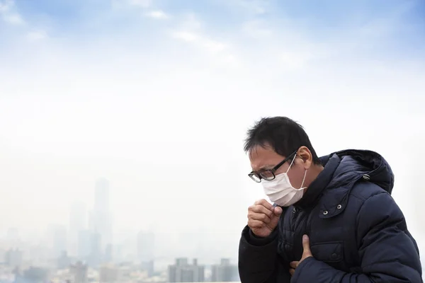 烟雾城市背景的肺癌患者 — 图库照片