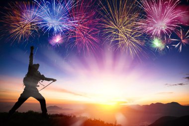 Adam dağ ve gündoğumu ve havai fişek izlerken