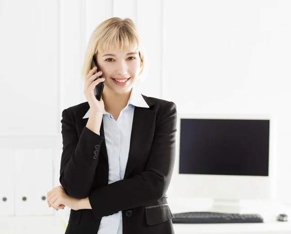 Joven Mujer Negocios Sonriente Pie Cargo —  Fotos de Stock