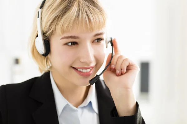 Jovem Sorridente Mulher Negócios Com Fone Ouvido — Fotografia de Stock