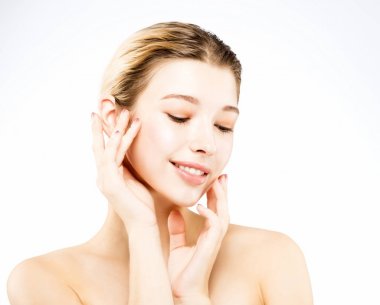 Beyaz arka planda güzel bir kadının portresi