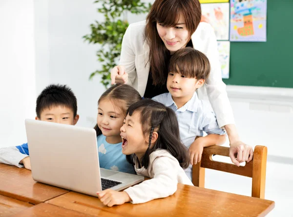 Kinder Schauen Mit Lehrer Auf Den Laptop — Stockfoto