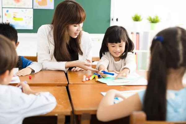 Leerkracht Kinderen Tekenen Klas Rechtenvrije Stockfoto's