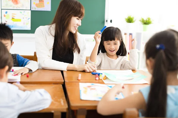 Gelukkige Kinderen Tekenen Klas Leraar Buurt Van Door Stockfoto