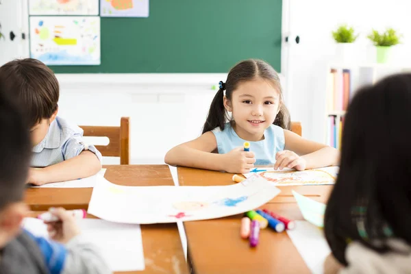 Heureuse Petite Fille Dessin Dans Salle Classe — Photo