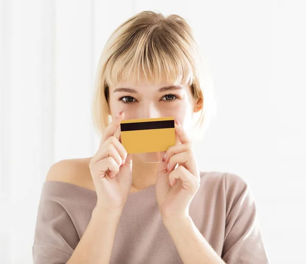 Sorrindo Jovem Mostrando Cartão Crédito — Fotografia de Stock