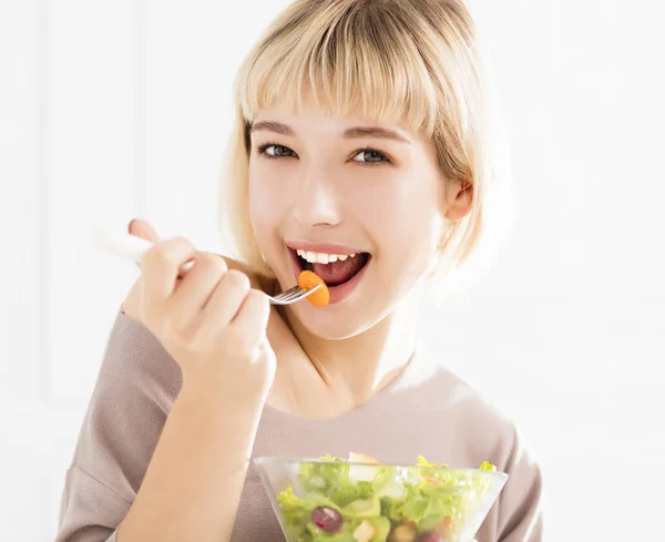 Jovem Mulher Comendo Salada Saudável — Fotografia de Stock