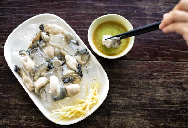 Wasabi Und Frische Austern Auf Dem Tisch — Stockfoto