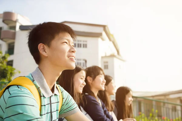 坐在学校的十几岁学生组 — 图库照片