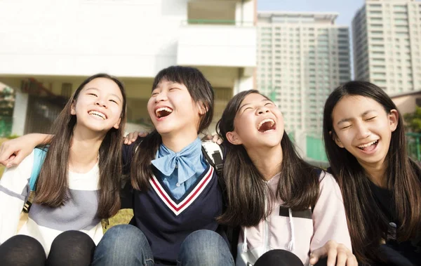 Grupa Studentów Nastoletnie Dziewczyny Zabawy — Zdjęcie stockowe
