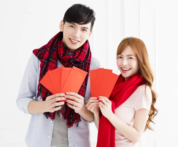 Feliz Casal Asiático Mostrando Envelope Vermelho Para Ano Novo Chinês — Fotografia de Stock