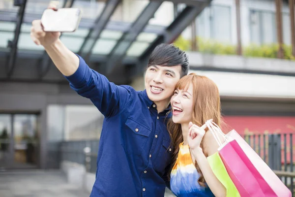 Šťastný Pár Pořizování Selfie Před Nákupní Centrum — Stock fotografie