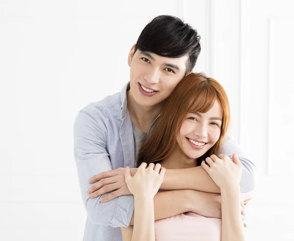 Feliz Jovem Asiático Casal Abraçando Sala Estar — Fotografia de Stock