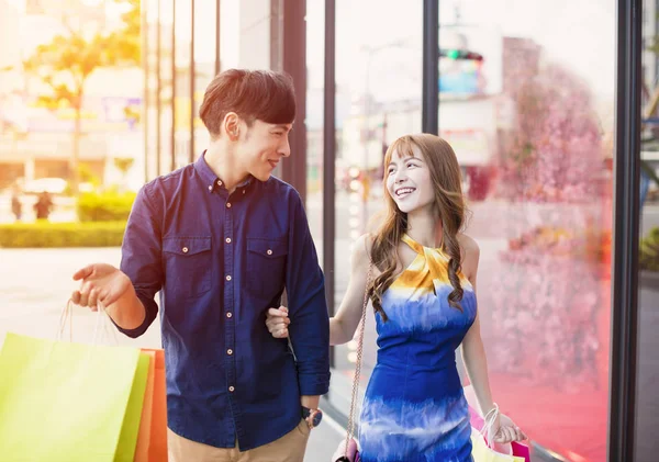 Happy Asian Couple Shopping Urban Street — Stock Photo, Image