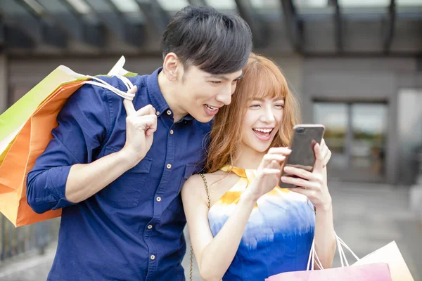 Young Couple Shopping Smart Phone Mall — Stock Photo, Image