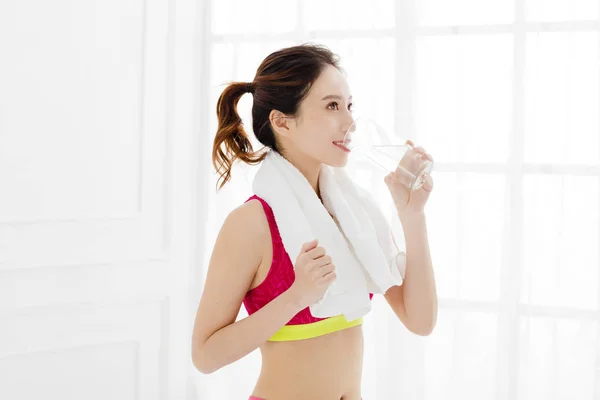 Mujer Joven Forma Ropa Deportiva Agua Potable —  Fotos de Stock