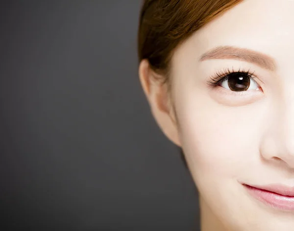 Primer Plano Medio Sonriente Cara Mujer Con Hermosos Ojos —  Fotos de Stock