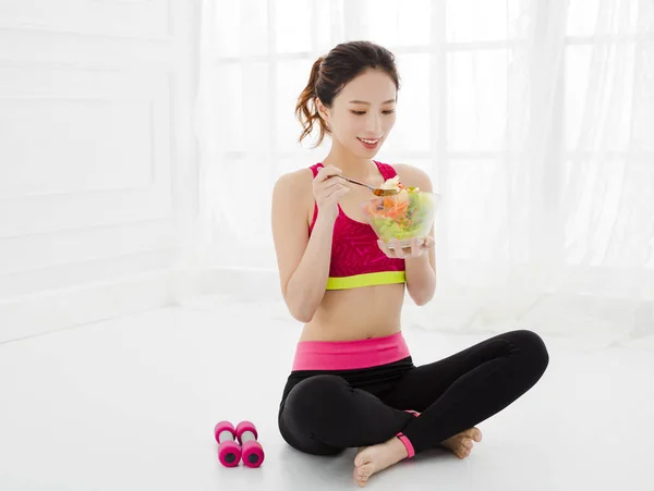 Jovem Mulher Comendo Salada Saudável Após Treino — Fotografia de Stock