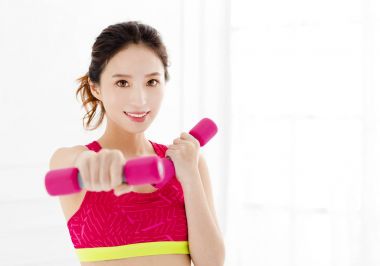 çalışma dışarı dumbbells ile mutlu genç kadın