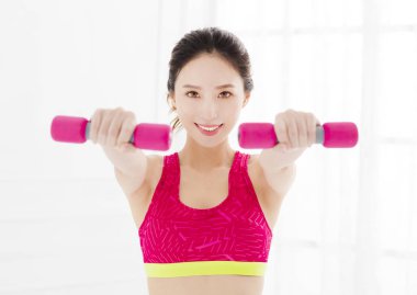 çalışma dışarı dumbbells ile mutlu genç kadın