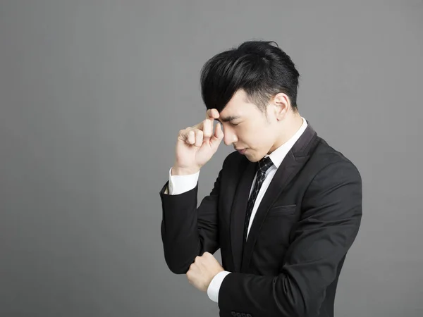 Estressado Jovem Homem Negócios Com Mão Cabeça — Fotografia de Stock
