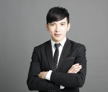 mutlu gülümseyen genç işadamı portresi