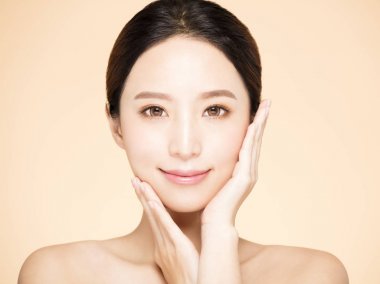 Temiz Cilt ile genç gülümseyen kadın