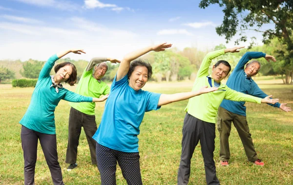 Mutlu Asya Kıdemli Grup Arkadaşları Egzersiz Having Fun — Stok fotoğraf