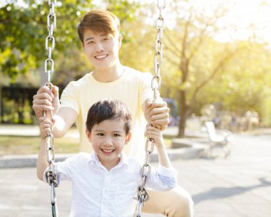Mutlu baba ve oğul swing oynamaya 