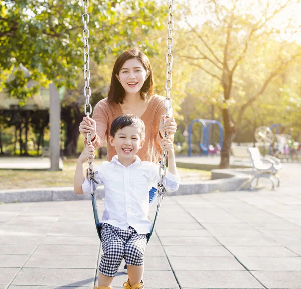 Gelukkig Moeder Zoon Spelen Swing — Stockfoto