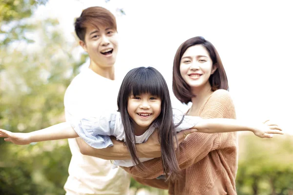 Gelukkige Familie Spelen Samen Het Park — Stockfoto