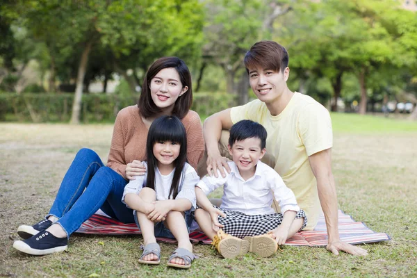 Ontspannen Gelukkige Familie Het Park — Stockfoto