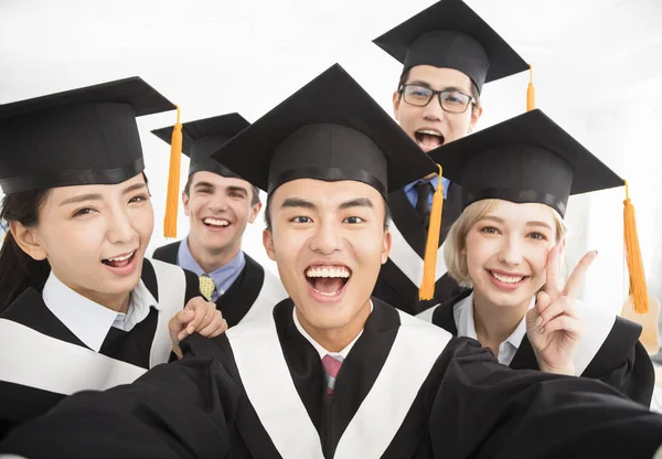 Graduados Felices Haciendo Foto Selfie Aula —  Fotos de Stock