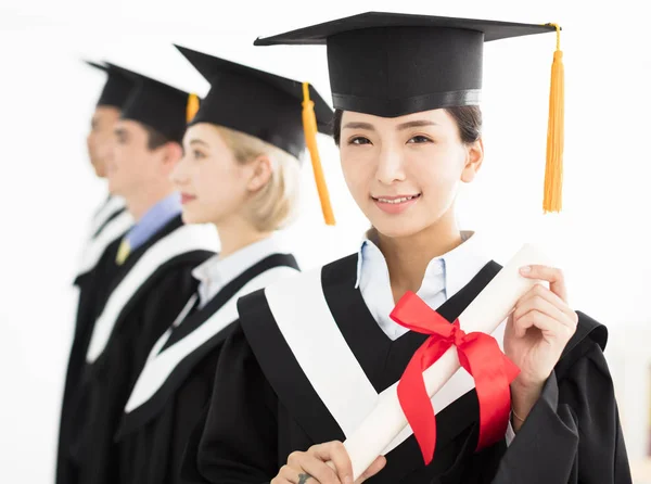 Asiatische College Absolventin Bei Abschluss Mit Klassenkameraden — Stockfoto