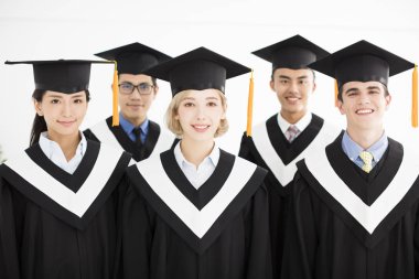 Üniversite mezunu sınıf mezuniyet töreninde gülümseyen