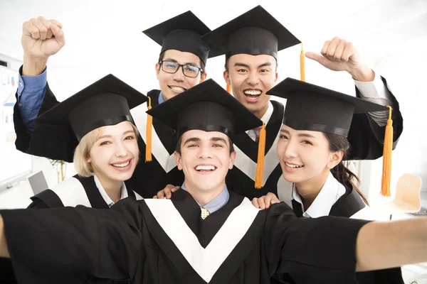 Graduados Felices Haciendo Foto Selfie Aula — Foto de Stock