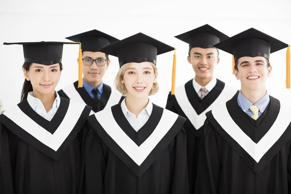 Leende College Examen Vid Examen Med Klasskamrater — Stockfoto