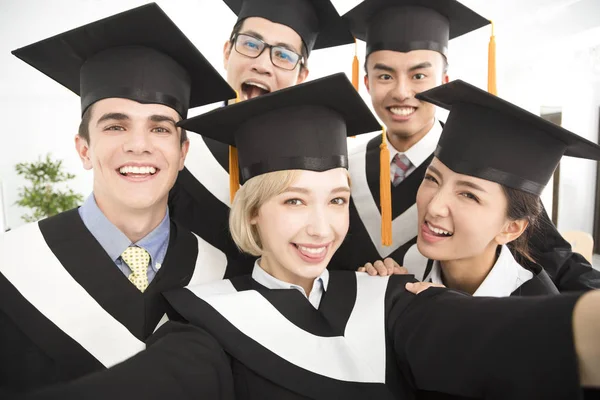 Graduados Felices Haciendo Foto Selfie Aula — Foto de Stock