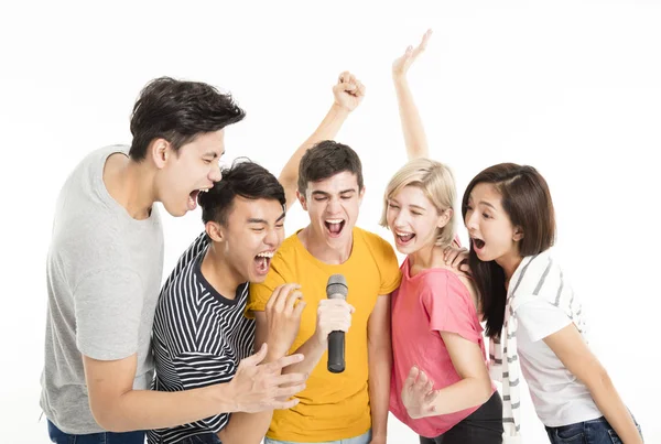 Grupo Amigos Felizes Cantando Música Juntos — Fotografia de Stock