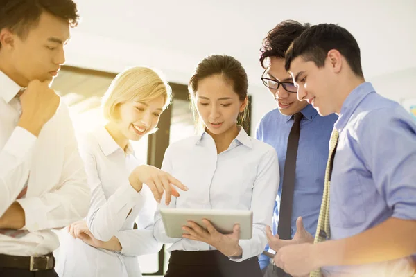 Grupo Empresarial Joven Discutiendo Plan Reunión — Foto de Stock