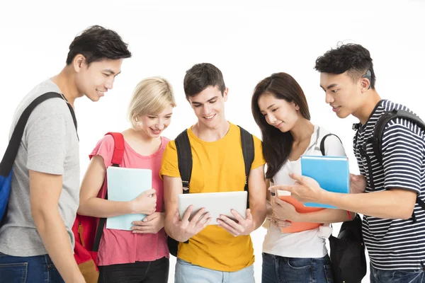 Estudantes Universitários Felizes Assistindo Tablet — Fotografia de Stock