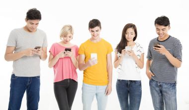 mutlu genç grup kendi akıllı telefonu izliyor