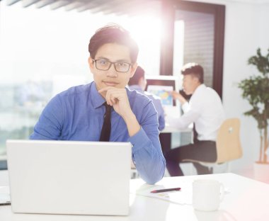 genç iş adamı işe bilgisayarda Office