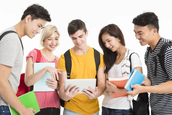 Felici Studenti Universitari Che Guardano Tablet — Foto Stock