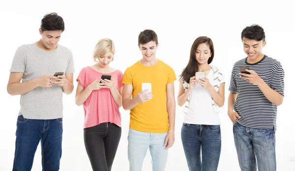 Grupo Jovem Feliz Assistindo Seu Próprio Telefone Inteligente — Fotografia de Stock