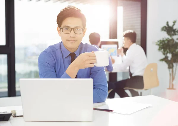 Ung Affärsman Arbeta Office Datorn — Stockfoto